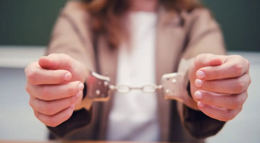 الحبس سنة لصاحبة ومديرة مدرسة معروفة