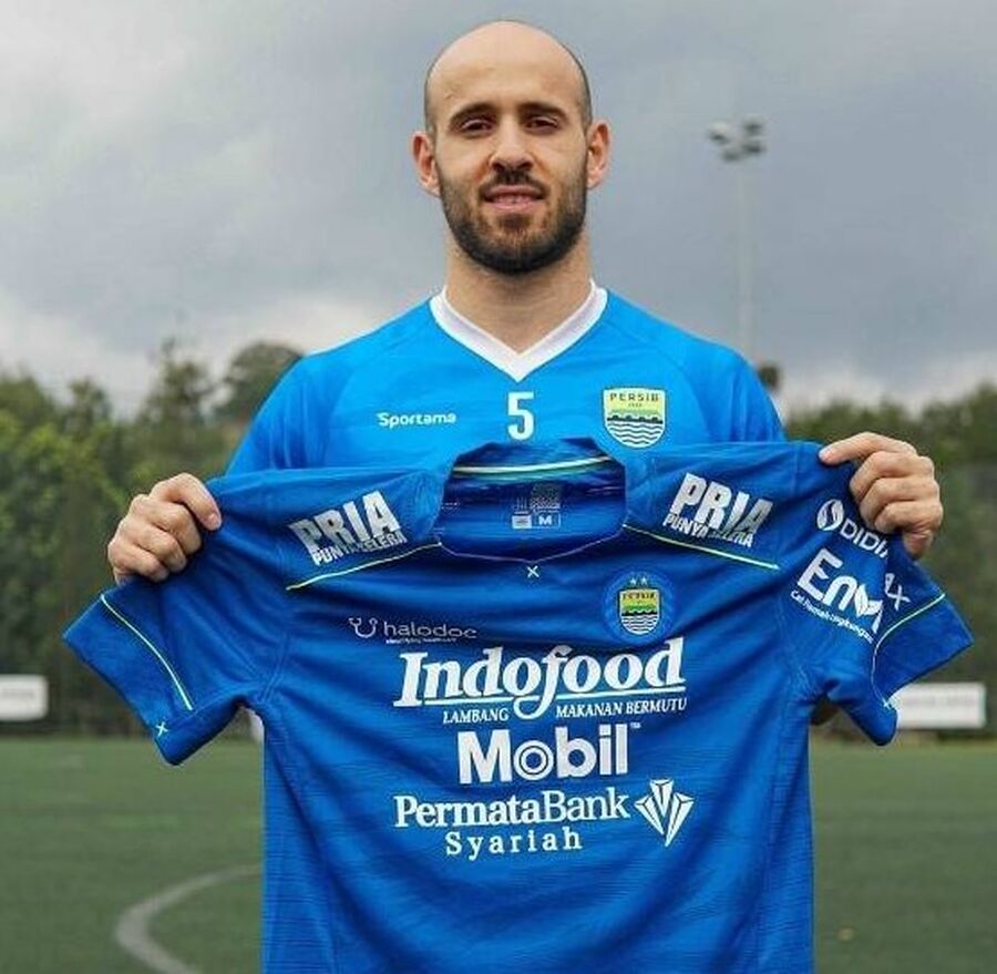 الفلسطيني محمد باسم على أبواب الوحدات