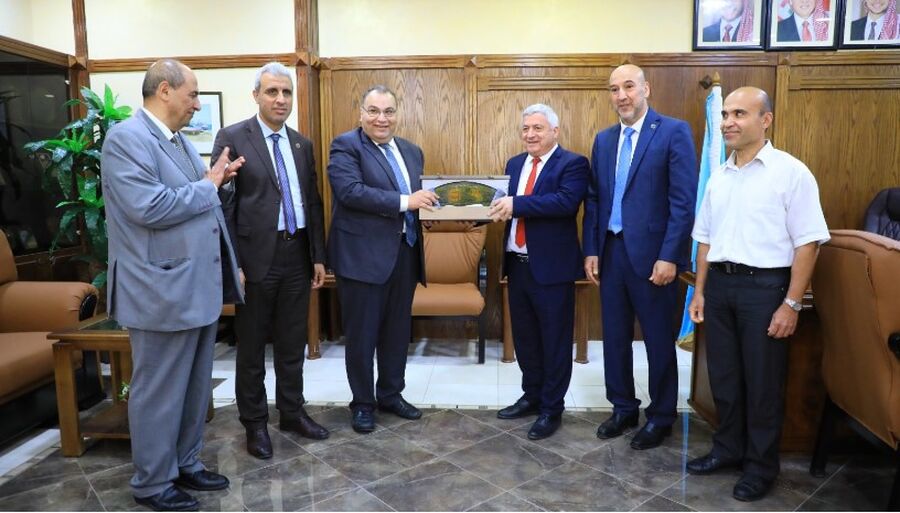 وفد من جامعة روز البلغارية يزور