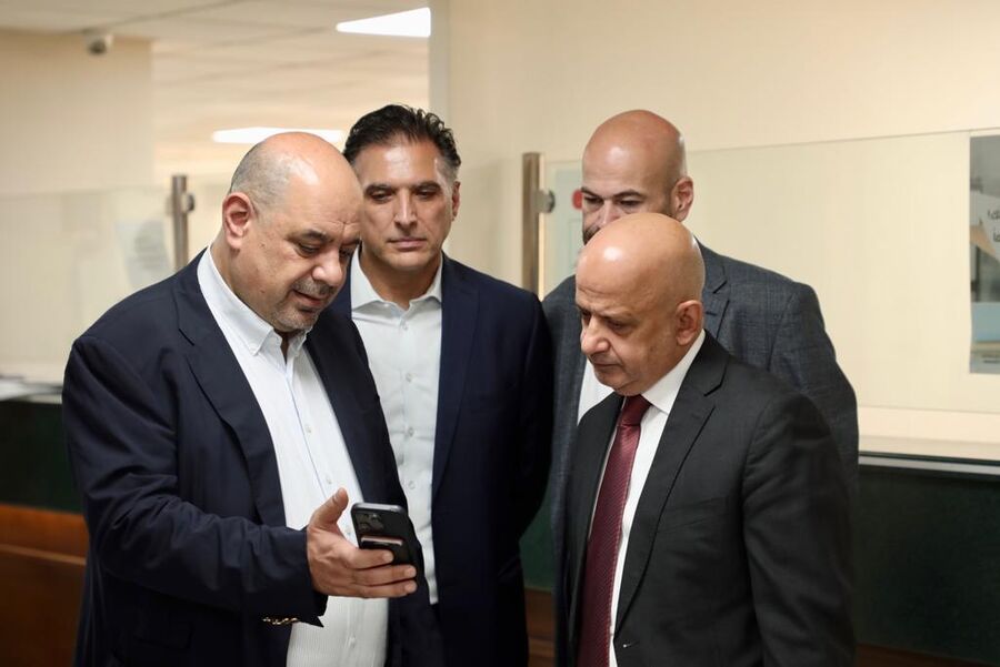 محطة لتفعيل الهوية الرقمية في غرفة