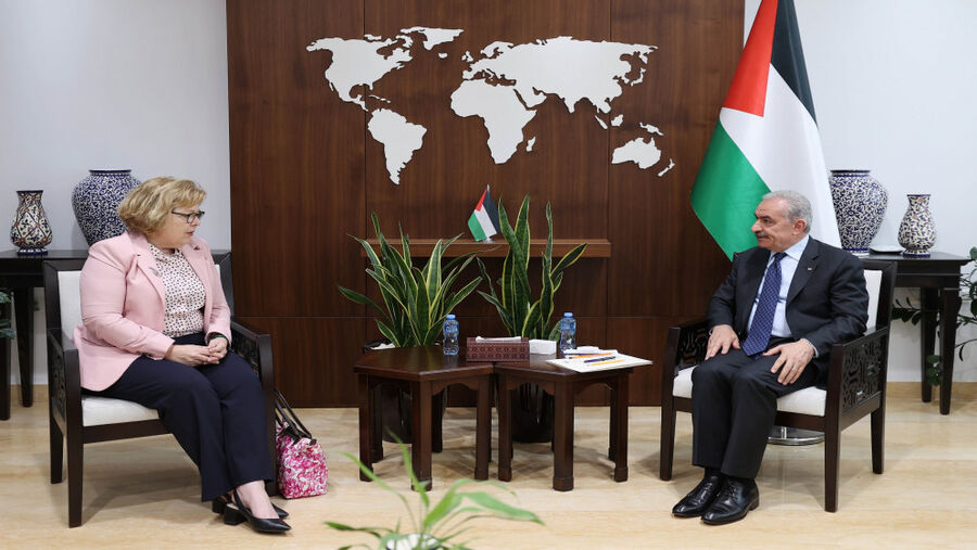 رئيس الوزراء الفلسطيني يطالب مجددا بإعادة