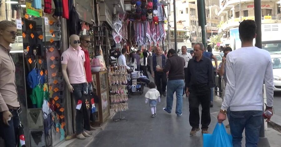 توقعات بتحسن الطلب على شراء الألبسة