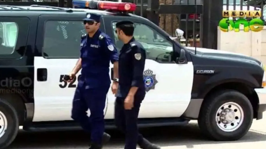 مزقها 20 قطعة وألقاها بالقمامة.. كويتي