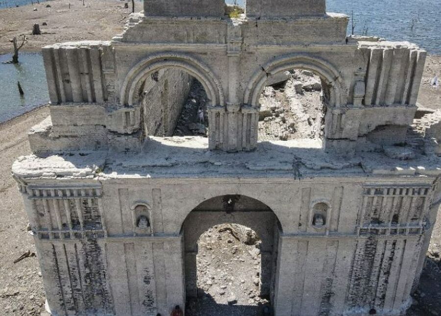 مغمورة بالمياه منذ 60 عاما.. كنيسة