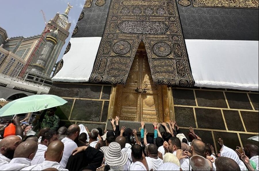 حجاج بيت الله الحرام يتوافدون إلى