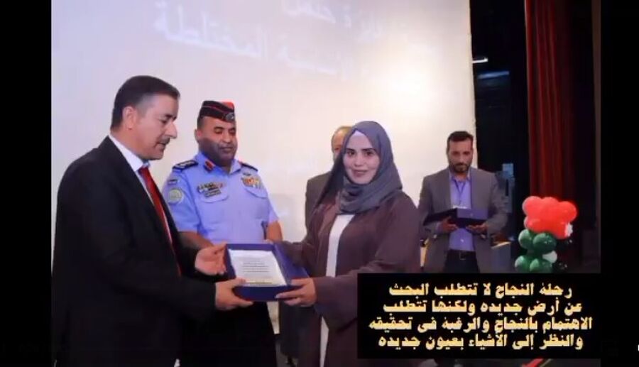 تكريم المعلمة فايزة الجازي لجهودها في