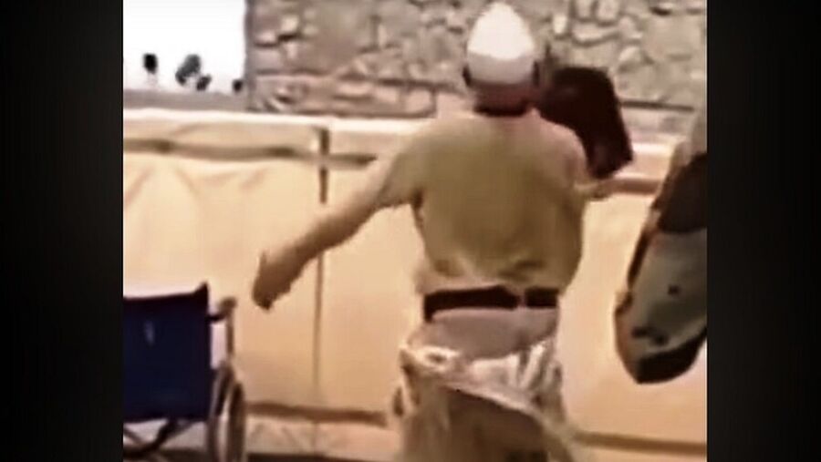 لقطات غريبة لحاج ينفعل ويصب جام