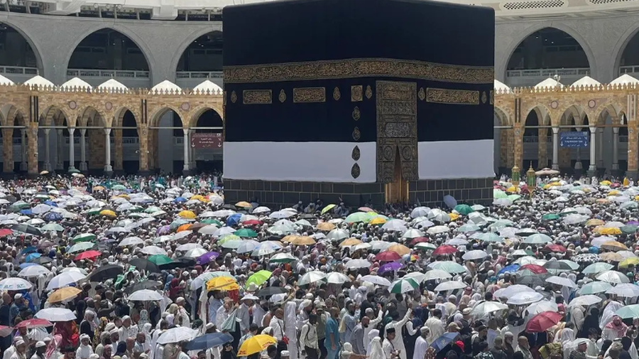 من صحن المطاف.. هكذا يودع الحجاج