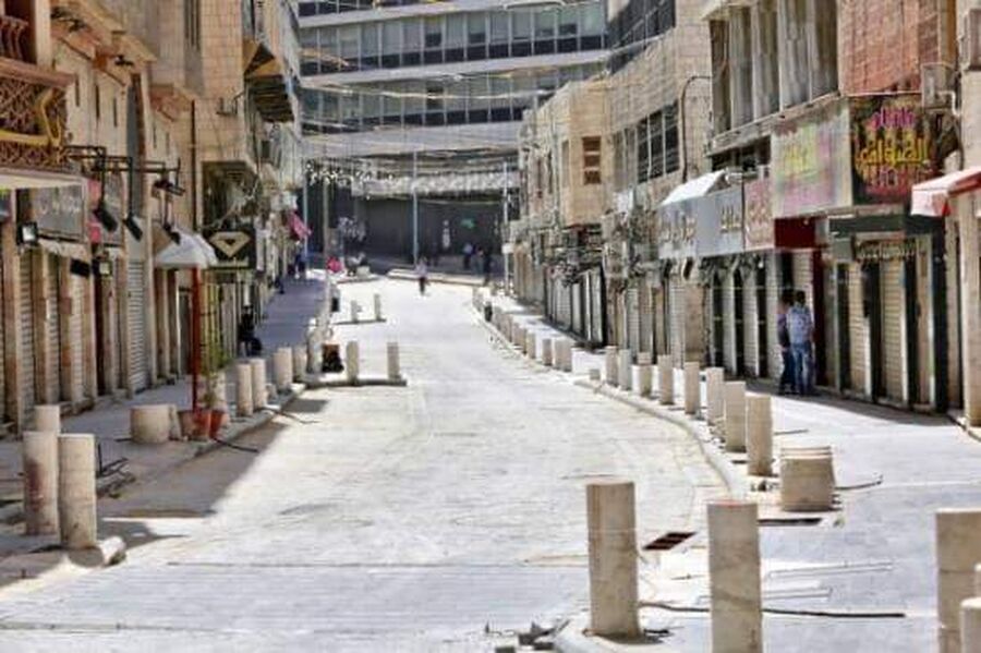 وسط البلد.. أرصفة مشاة محطمة لا