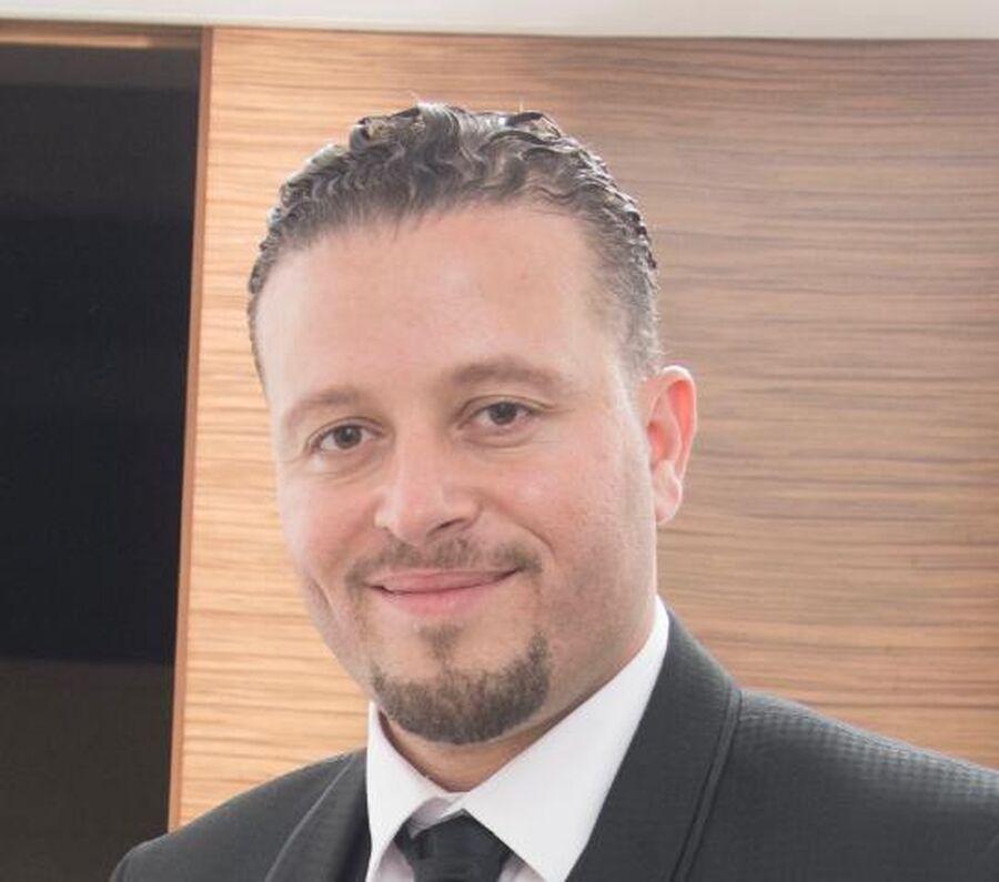 أردني يتبرع بـ 100 سيارة للدفاع