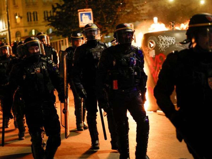 ماكرون يعلن انتهاء ذروة الشغب في