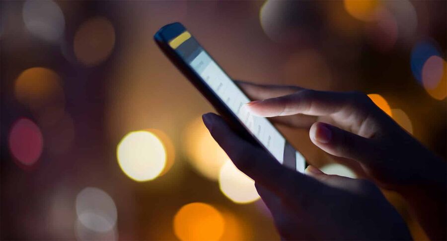 الجرائم الإلكترونية.. رجل يصور زوجته وهي