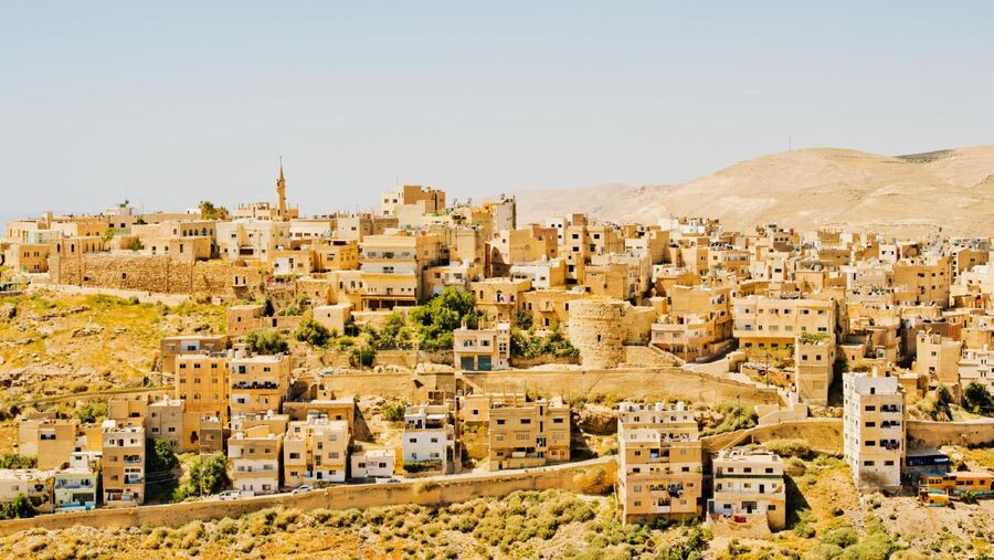 وزير الأشغال يوجه بتنفيذ مشاريع الكرك