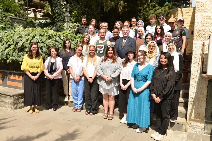 رئيس جامعة البترا يرعى تخريج طلبة