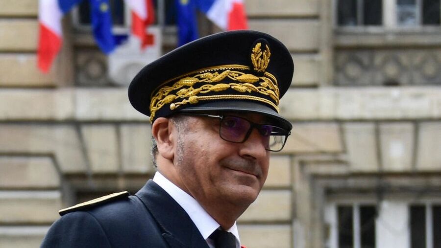 فرنسا تسمح لشرطتها بالتجسس على الهواتف