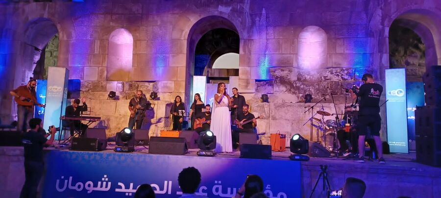 رلى عازر تدشن بصوتها أمسيات وسط