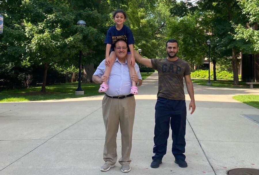 قصة هذه الصورة مع الوزير السابق