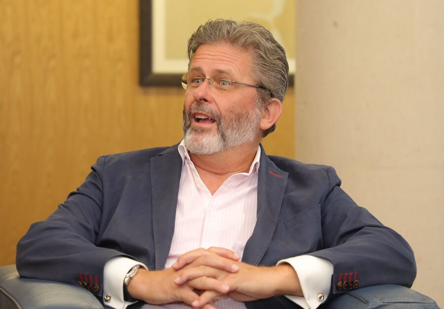 السفير الإسباني يؤكد أهمية زيارة الملك