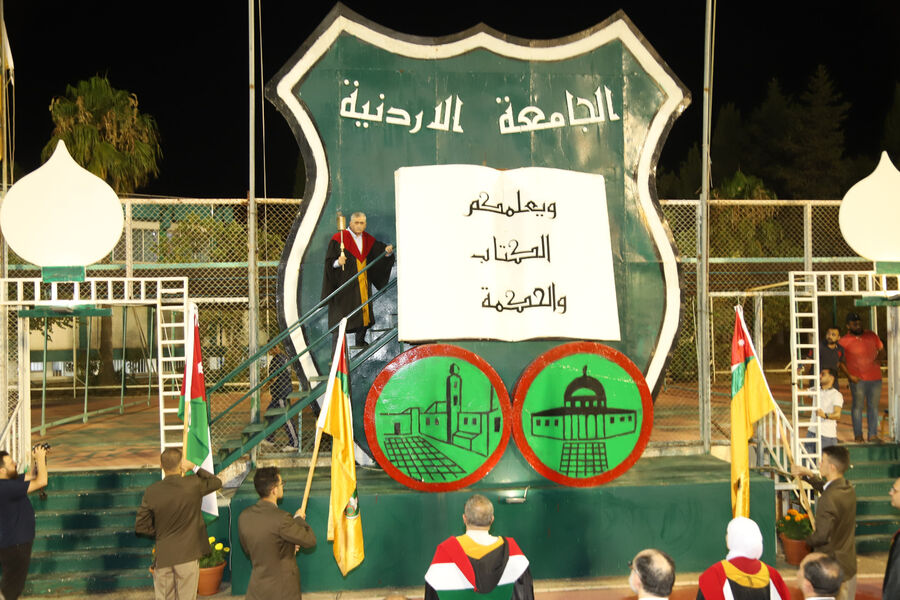 عبيدات يوقد شعلة احتفالات تخريج طلبة