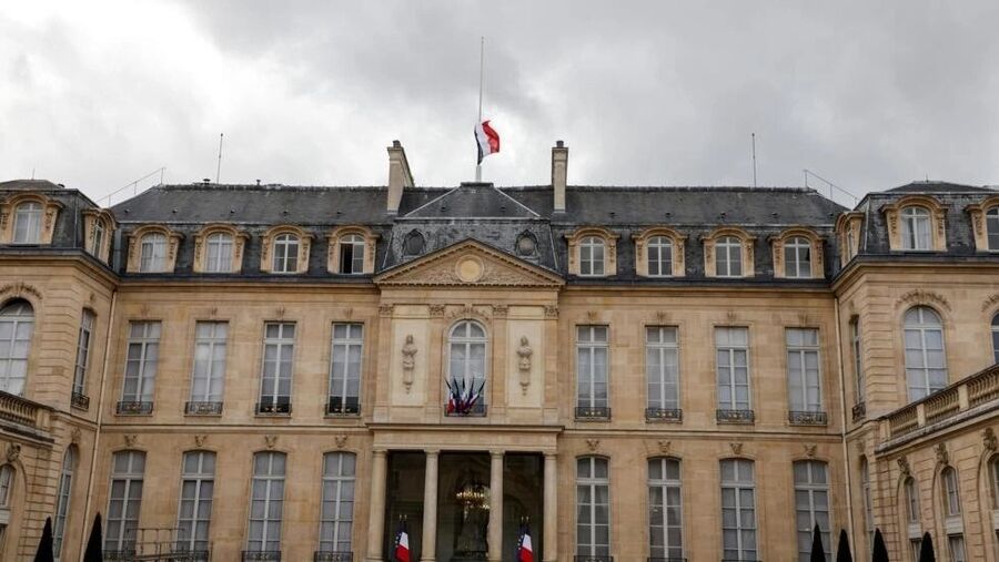 يقطع إصبعه ويرسله الى الرئيس ماكرون