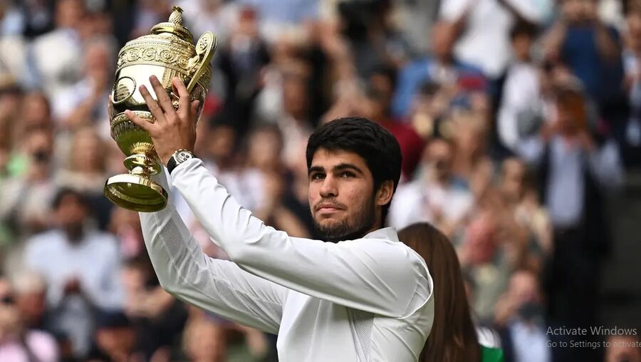 ألكاراز ينهي سيطرة ديوكوفيتش ويحرز لقب