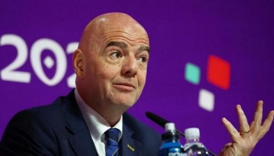 رئيس الفيفا يتبرأ من مكافآت كأس