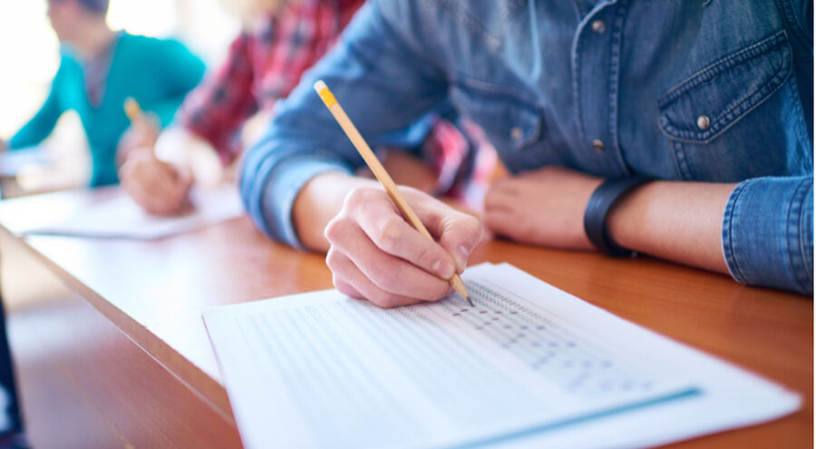 نحو 185 ألف طالب وطالبة يتقدمون