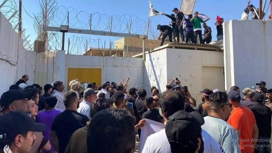 اقتحام سفارة السويد في بغداد وإشعال