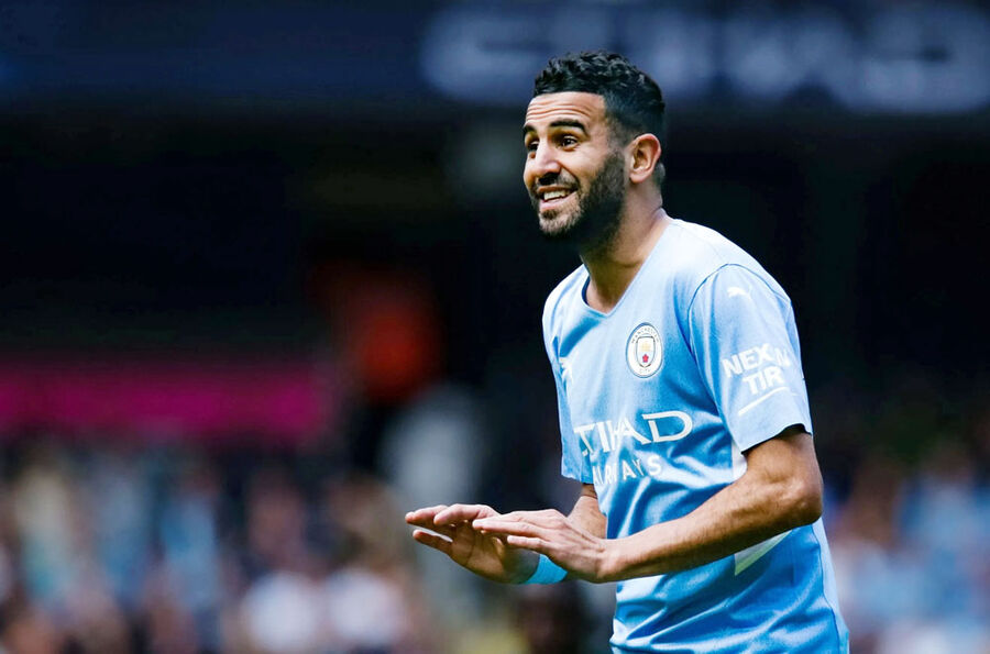 رياض محرز مهاجم مانشستر سيتي إلى