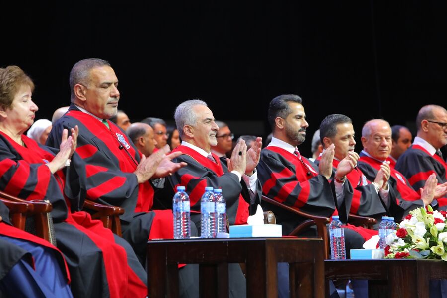 أ.د.حمدان يرعى احتفال اليوم الاول لجامعة