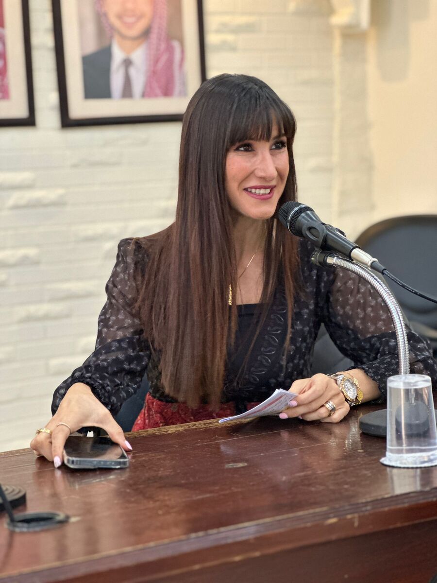 الكاتبة فوز أبو سنينة توقع مجموعتها