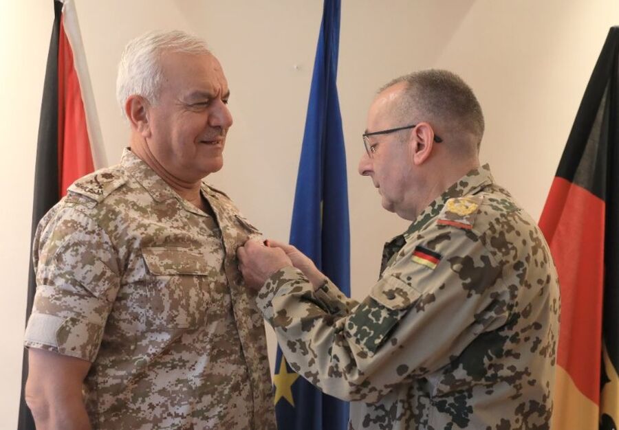 رئيس أركان الدفاع الألماني يقلّد الحنيطي