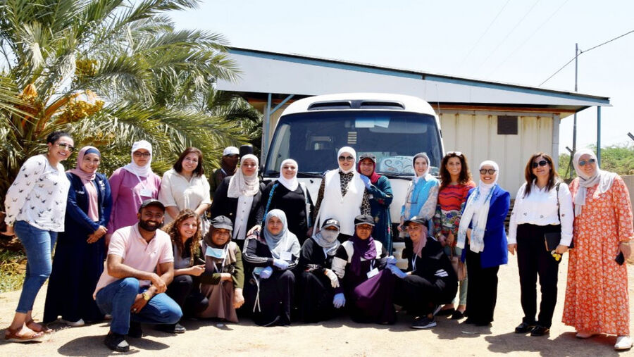 الحكومة: توفير النقل للعاملات في الزراعة