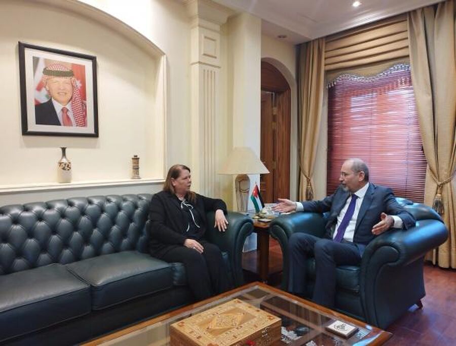 الصفدي يستقبل زوجة الأسير والقيادي في