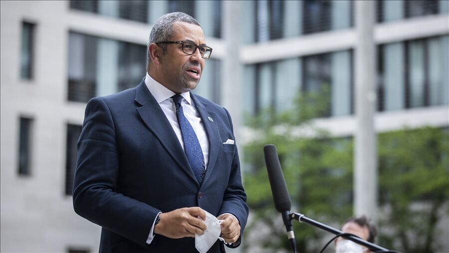 الصفدي يلتقي جيمس كليفيرلي.. دعم بريطاني