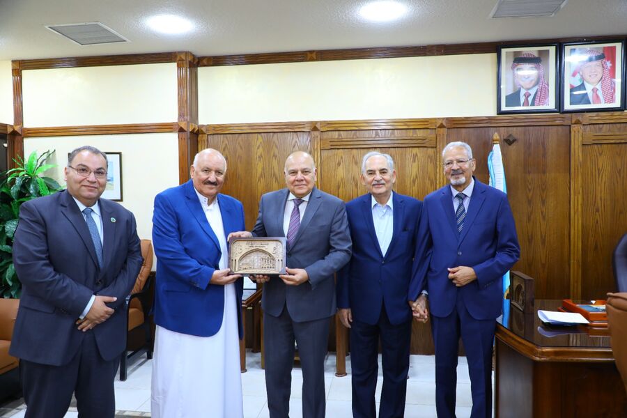 أمين عام اتحاد الجامعات العربية يزور