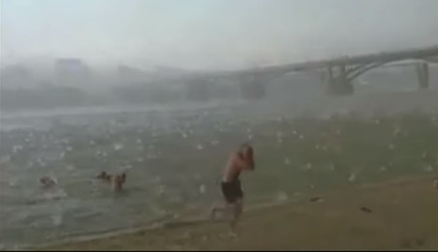 مشهد مرعب.. السماء تمطر حجارة على