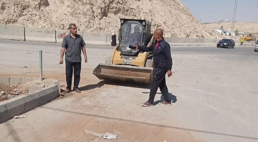 ردم مدخل أنفاق وسراديب خطرة في