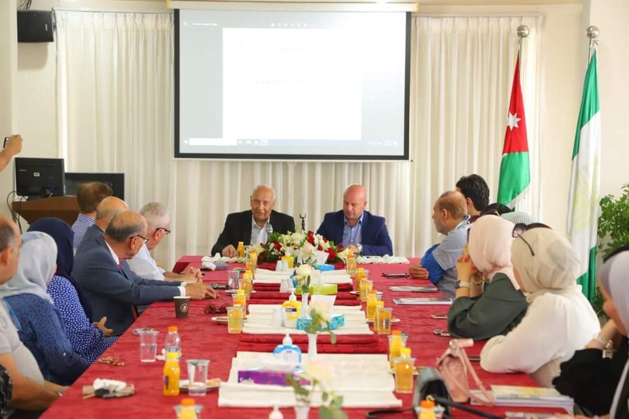 الدكتور أبو عرجة يحاضر في جامعة