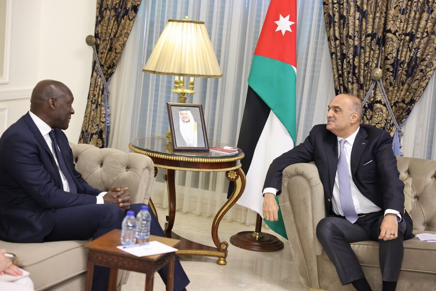 الخصاونة يستقبل مختار ديوب