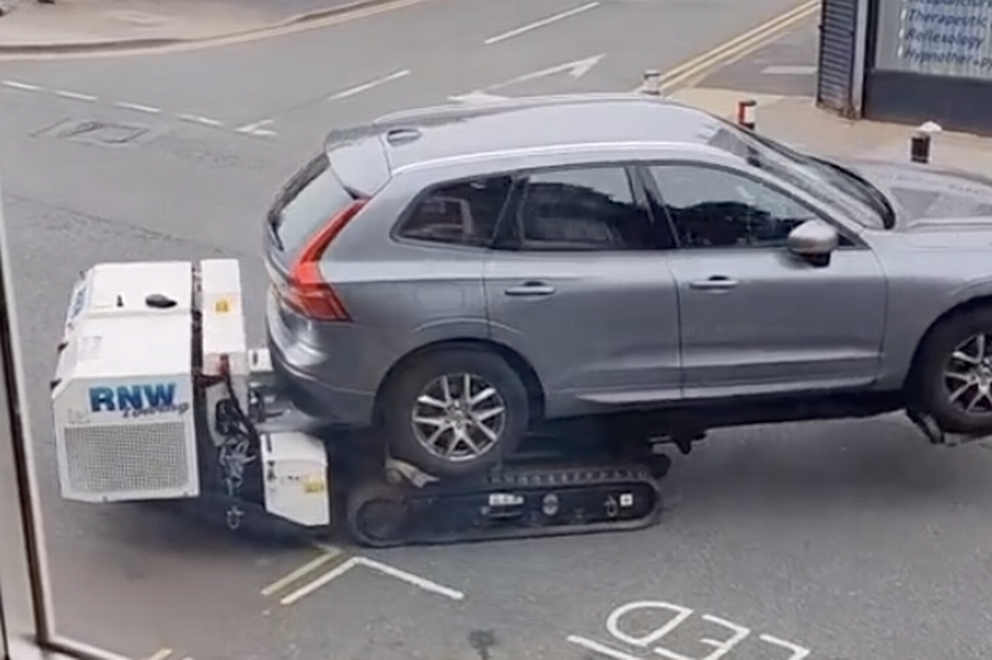 روبوتات بريطانية لازالة السيارات المصطفة بشكل