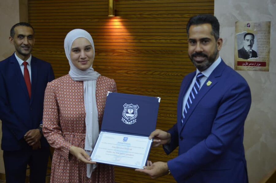 عمان الأهلية تخرج فوجا من دورة