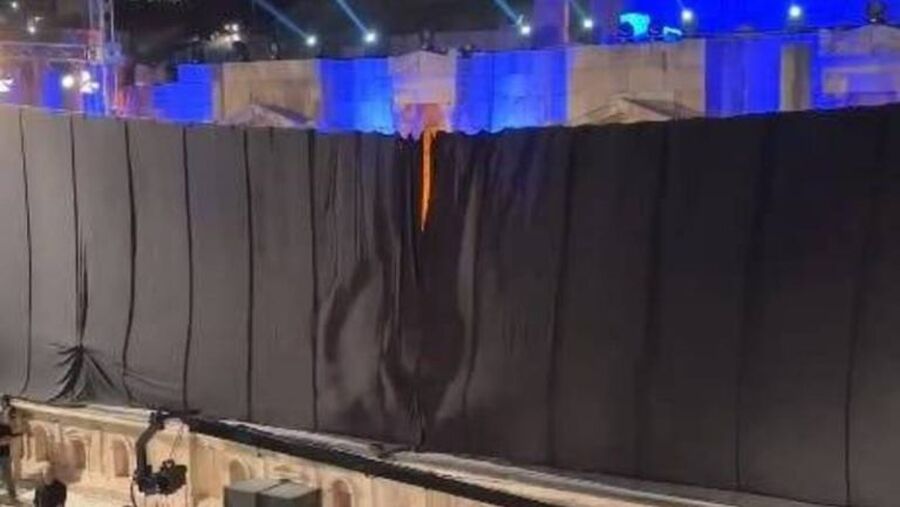 ما سر “الستارة السوداء” في حفل