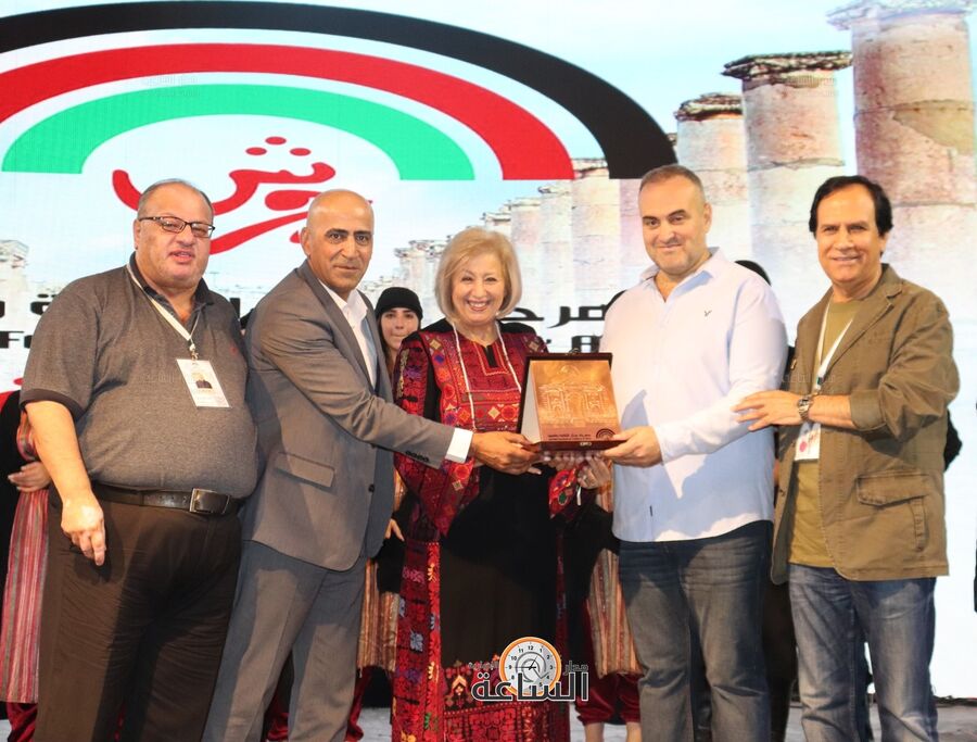 كرمته وزيرة الثقافة.. واصف يقدم سردية