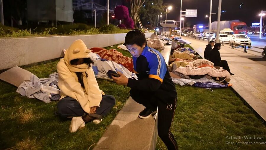 آسيا تهتز.. زلازل تضرب الصين وإندونيسيا