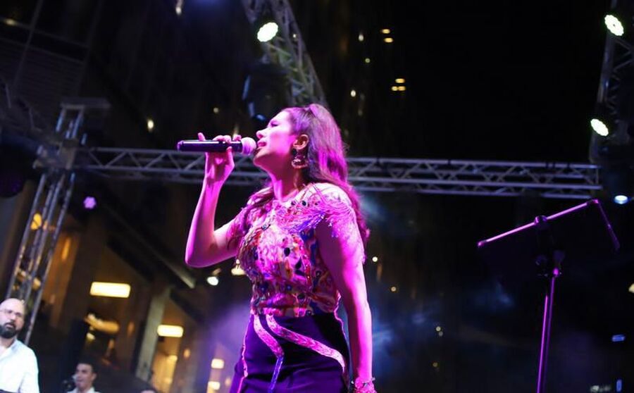 الفنانة الأردنية زين عوض تشعل مسرح