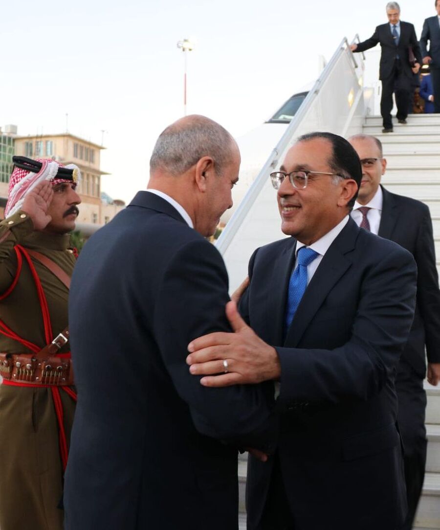 رئيس الوزراء المصري يصل عمان