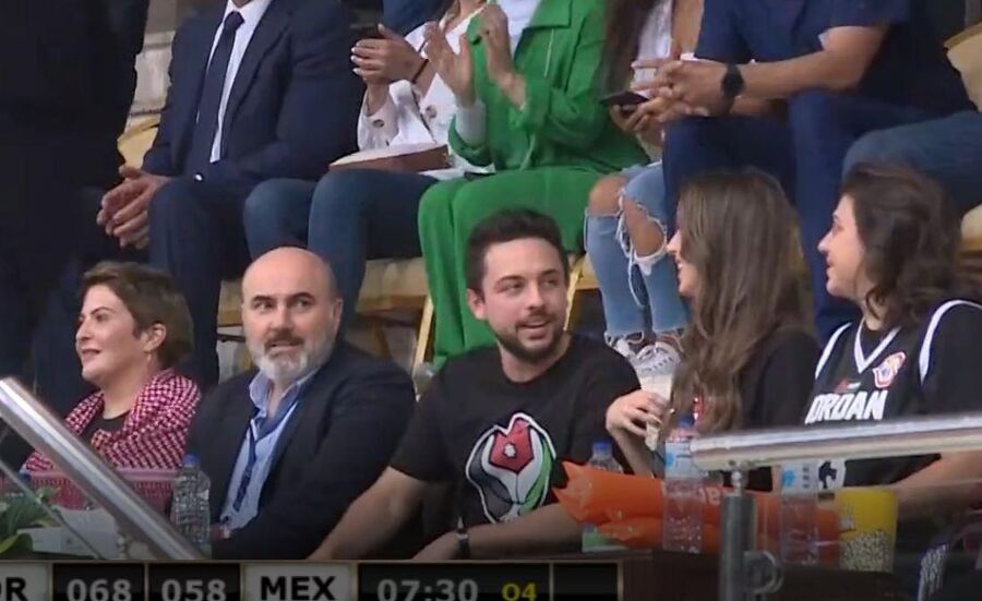 بحضور ولي العهد.. المنتخب الوطني لكرة