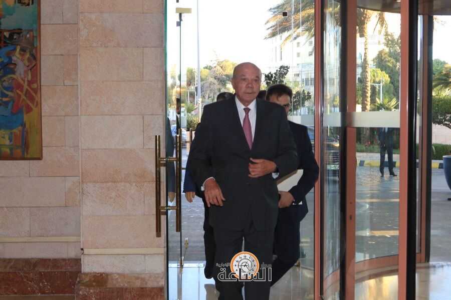 الملك: دقوا الباب عليهم وقولولهم تفضلوا