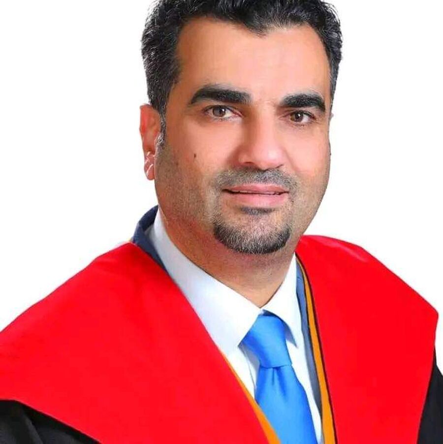 الكريمين يهنئ غازي محمد الخصبة بالدكتوراه